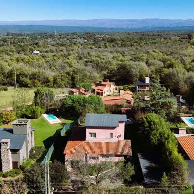 Venta de Casa Amplia y Funcional en B° Loma Hermosa, Calamuchita – 4 Dormitorios (Cód. 1401)